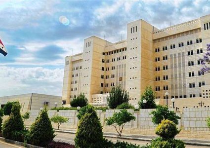 سوريا ترد بشدة على ماكرون حول التطبيع مع "نظام الأسد"