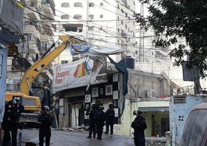 الاحتلال يهدم محلاً تجاريًا قي واد الجوز بالقدس