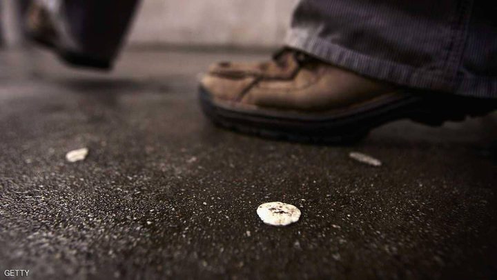 علكة وعبوة ماء تكشفان جريمة بعد 26 عاما