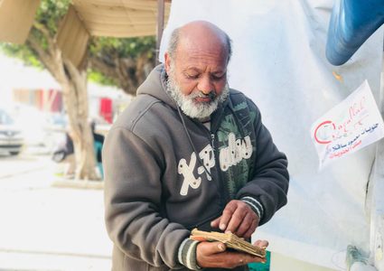 "ابو وحيد" يجمع الكتب من مكبات النفايات في غزة