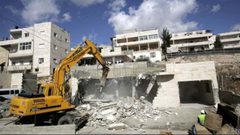 الاحتلال يهدم منشأة تجارية في القدس