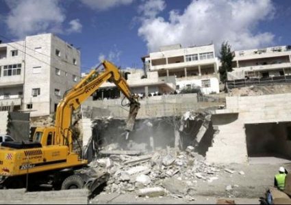الاحتلال يهدم منشأة تجارية في القدس