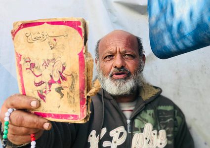 "ابو وحيد" يجمع الكتب من مكبات النفايات في غزة