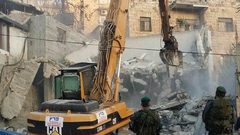 جرافات الاحتلال تهدم أساسات وأعمدة مخازن جنوب نابلس