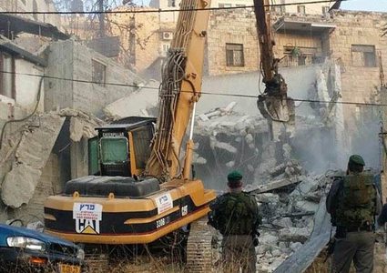 جرافات الاحتلال تهدم أساسات وأعمدة مخازن جنوب نابلس