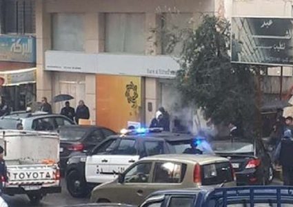 مسلح بزي نسائي يسطو على بنك أردني