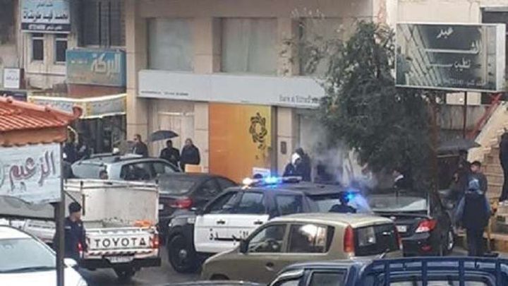 مسلح بزي نسائي يسطو على بنك أردني