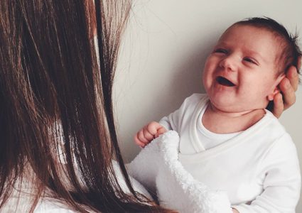 رضيع ينطق كلمة "ماما" في عمر 23 يوم !