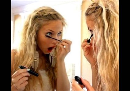 لماذا تفتح المرأة فمها عند وضع الماسكارا ؟