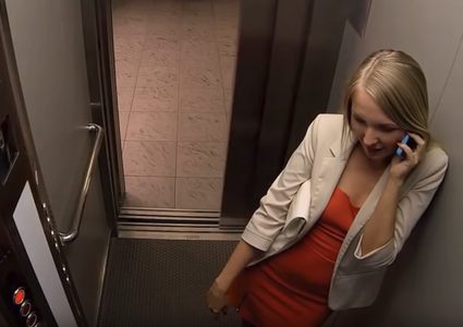 سيدة تعلق في مصعد طوال عطلة نهاية الأسبوع