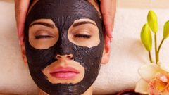 "القناع الأسود".. مادة تبيّض الأسنان وتنقّي البشرة