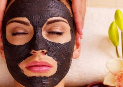 "القناع الأسود".. مادة تبيّض الأسنان وتنقّي البشرة