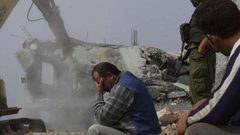الاحتلال يهدم منزلا ويخطر بهدم آخر في سلوان