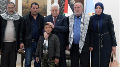الرئيس يستقبل والدة وعائلة الشهيد أيمن حامد