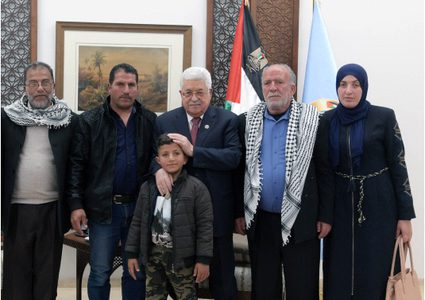 الرئيس يستقبل والدة وعائلة الشهيد أيمن حامد