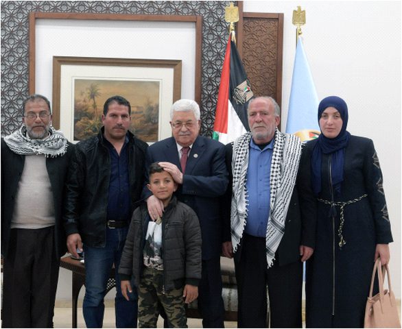 الرئيس يستقبل والدة وعائلة الشهيد أيمن حامد