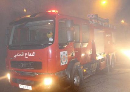 الدفاع المدني يخمد حريقا في "مشطب" للسيارات بجنين