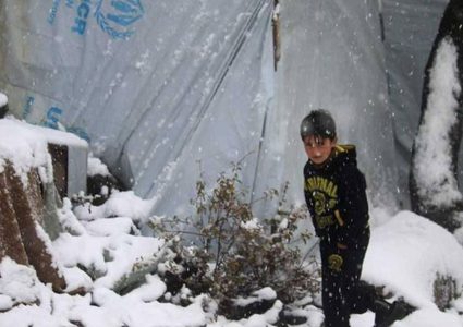 البرد يقتل عشرات الأطفال داخل مخيم الهول للنازحين السوريين