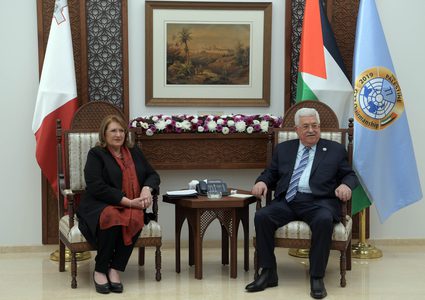 الرئيس محمود عباس اثناء  استقبال رئيسة دولة مالطا ماري لويز كوليرو بريكا اليوم الخميس 31/1/2019 في مقر الرئاسة