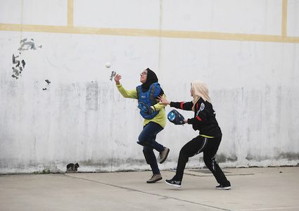 اللاعبات الفلسطينيات لنادي النصر العربي ينافسن لاعبي نادي أمواج ، خلال مباراة البيسبول الأخيرة ، في مدينة غزة في 31 يناير ، 2019.