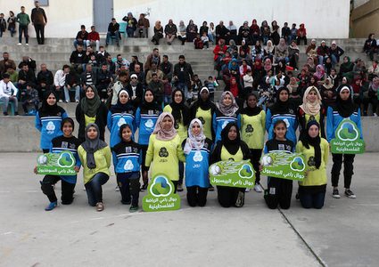 اللاعبات الفلسطينيات لنادي النصر العربي ينافسن لاعبي نادي أمواج ، خلال مباراة البيسبول الأخيرة ، في مدينة غزة في 31 يناير ، 2019.