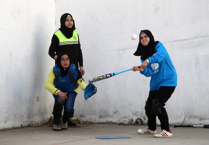 اللاعبات الفلسطينيات لنادي النصر العربي ينافسن لاعبي نادي أمواج ، خلال مباراة البيسبول الأخيرة ، في مدينة غزة في 31 يناير ، 2019.