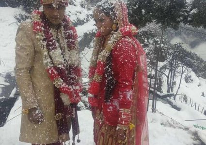 عريس يقطع مسافة 6 كيلومترات في الثلج للوصول إلى حفل زفافه!