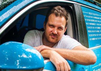 رجل هولندي يسافر بسيارته الكهربائية إلى استراليا لهذا السبب!