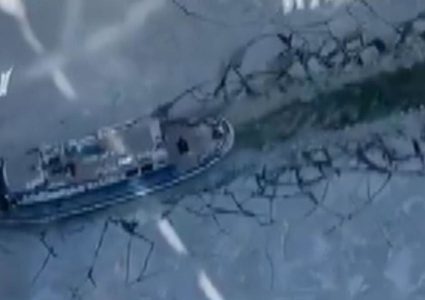 شاهد سفينة أمريكية تبحر وسط الجليد في نهر شيكاغو