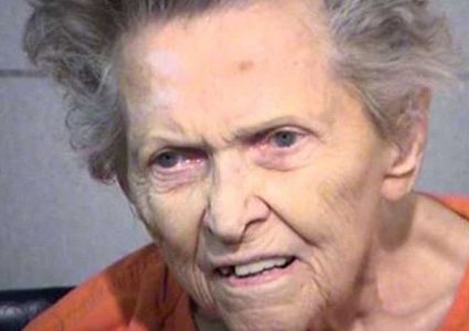 وفاة عجوز بعد أشهر من قتلها ابنها المسن