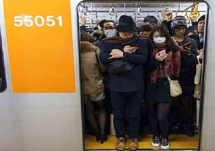 شاهد قمة التهذيب لركاب المترو في اليابان!