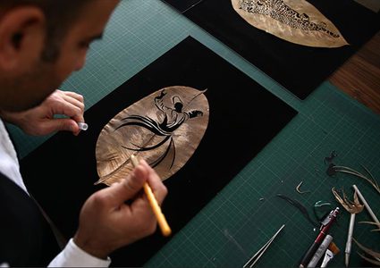 فنان تركي يبدع على أوراق الشجر