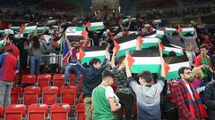 مشجعون إسبان يرفعون العلم الفلسطيني في وجه فريق إسرائيلي