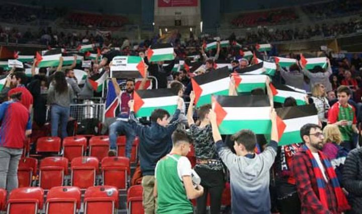 مشجعون إسبان يرفعون العلم الفلسطيني في وجه فريق إسرائيلي