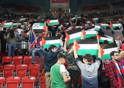 مشجعون إسبان يرفعون العلم الفلسطيني في وجه فريق إسرائيلي