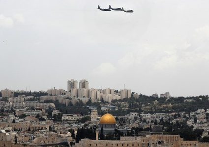 الاحتلال يطلق ثلاث طائرات شراعية فوق المسجد الاقصى