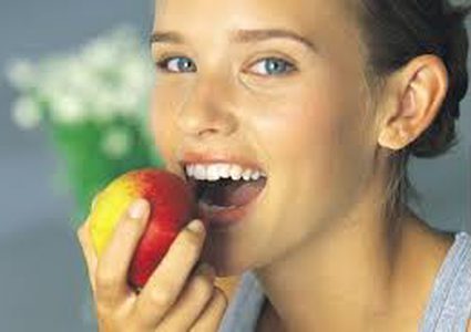 تعرفوا على أهمية تناول التفاح قبل النوم