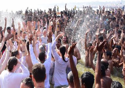 سقوط وموت كاهن هندوسي خلال احتفال ديني