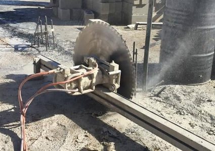 مقدسي يهدم اجزاء من منزله بقرار من بلدية الاحتلال