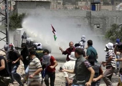 الاحتلال يقمع مسيرة بلعين الأسبوعية