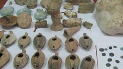 القبض على شخص بحوزته قطع يشتبه أنها أثرية