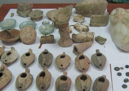 القبض على شخص بحوزته قطع يشتبه أنها أثرية