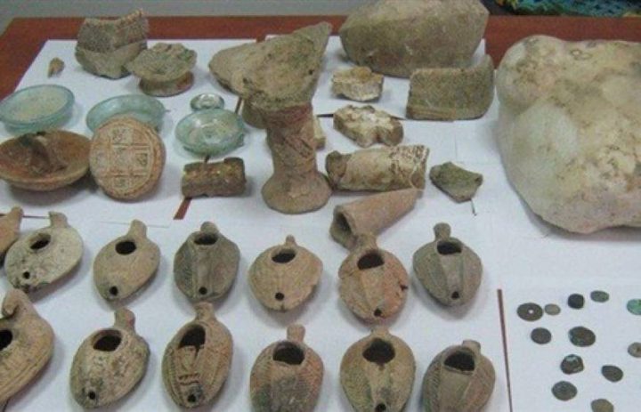 القبض على شخص بحوزته قطع يشتبه أنها أثرية