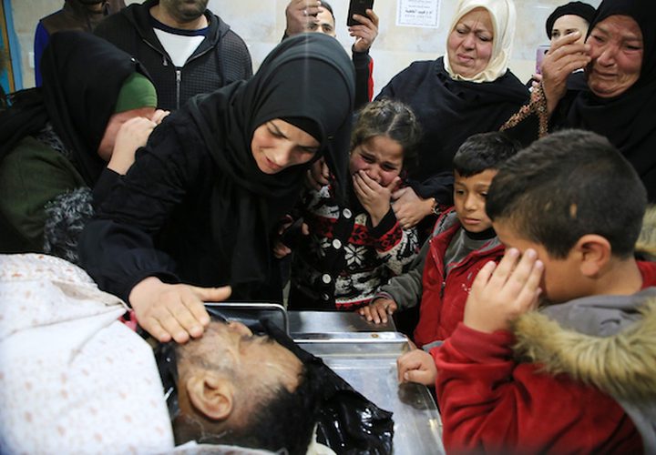 أقارب الفلسطينيون معمر الأطرش ، 42 عاماً ، الذي قُتل على أيدي قوات الأمن الإسرائيلية ، حدادا على جسده في مشرحة مستشفى الأهلي ، في مدينة الخليل بالضفة الغربية ، في 1 فبراير / شباط 2019. عشرات الفلسطينيين قُتلوا لا تزال القوات الإسرائيلية تحتجز الجثث الإسرائيلية على الرغم من نداءات جماعات حقوق الإنسان على إسرائيل بالإفراج عنهم.
