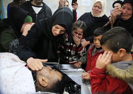 أقارب الفلسطينيون معمر الأطرش ، 42 عاماً ، الذي قُتل على أيدي قوات الأمن الإسرائيلية ، حدادا على جسده في مشرحة مستشفى الأهلي ، في مدينة الخليل بالضفة الغربية ، في 1 فبراير / شباط 2019. عشرات الفلسطينيين قُتلوا لا تزال القوات الإسرائيلية تحتجز الجثث الإسرائيلية على الرغم من نداءات جماعات حقوق الإنسان على إسرائيل بالإفراج عنهم.