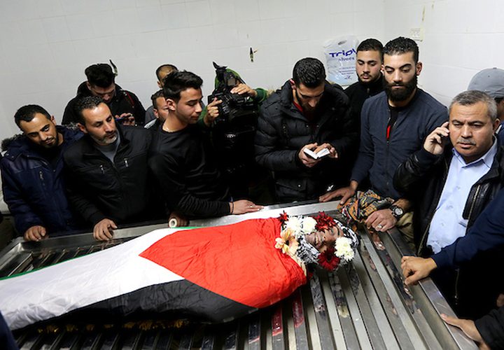 أقارب الفلسطينيون معمر الأطرش ، 42 عاماً ، الذي قُتل على أيدي قوات الأمن الإسرائيلية ، حدادا على جسده في مشرحة مستشفى الأهلي ، في مدينة الخليل بالضفة الغربية ، في 1 فبراير / شباط 2019. عشرات الفلسطينيين قُتلوا لا تزال القوات الإسرائيلية تحتجز الجثث الإسرائيلية على الرغم من نداءات جماعات حقوق الإنسان على إسرائيل بالإفراج عنهم.