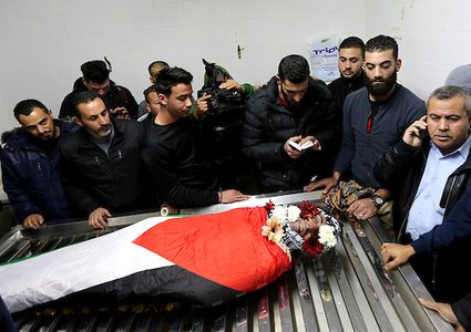 أقارب الفلسطينيون معمر الأطرش ، 42 عاماً ، الذي قُتل على أيدي قوات الأمن الإسرائيلية ، حدادا على جسده في مشرحة مستشفى الأهلي ، في مدينة الخليل بالضفة الغربية ، في 1 فبراير / شباط 2019. عشرات الفلسطينيين قُتلوا لا تزال القوات الإسرائيلية تحتجز الجثث الإسرائيلية على الرغم من نداءات جماعات حقوق الإنسان على إسرائيل بالإفراج عنهم.