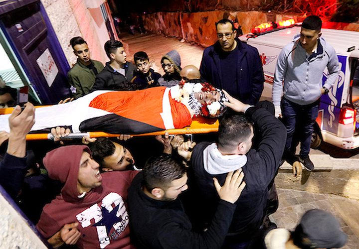أقارب الفلسطينيون معمر الأطرش ، 42 عاماً ، الذي قُتل على أيدي قوات الأمن الإسرائيلية ، حدادا على جسده في مشرحة مستشفى الأهلي ، في مدينة الخليل بالضفة الغربية ، في 1 فبراير / شباط 2019. عشرات الفلسطينيين قُتلوا لا تزال القوات الإسرائيلية تحتجز الجثث الإسرائيلية على الرغم من نداءات جماعات حقوق الإنسان على إسرائيل بالإفراج عنهم.