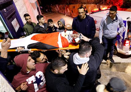 أقارب الفلسطينيون معمر الأطرش ، 42 عاماً ، الذي قُتل على أيدي قوات الأمن الإسرائيلية ، حدادا على جسده في مشرحة مستشفى الأهلي ، في مدينة الخليل بالضفة الغربية ، في 1 فبراير / شباط 2019. عشرات الفلسطينيين قُتلوا لا تزال القوات الإسرائيلية تحتجز الجثث الإسرائيلية على الرغم من نداءات جماعات حقوق الإنسان على إسرائيل بالإفراج عنهم.