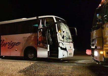 السعودية.. وفاة معتمر وإصابة 6 باصطدام حافلة بجمال